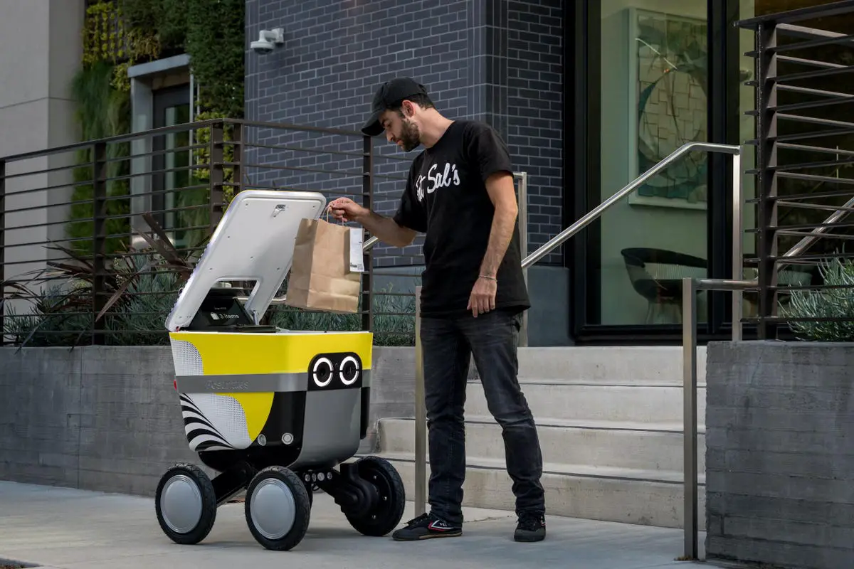 Uber Eats robotları teslimatlara başladı