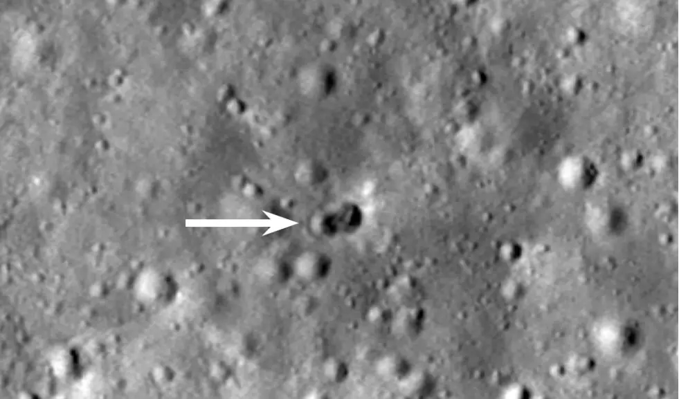 Roket enkazı aya çarparak gizemli çift kraterler bıraktı Rocket debris hits moon in March leaving mysterious double craters-min
