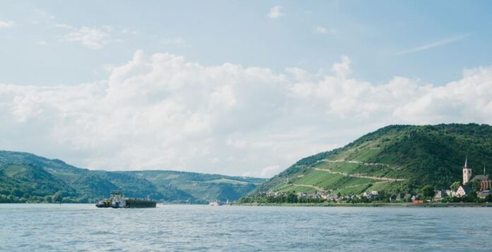 Rhine River water level hits critical point-min