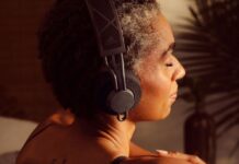 Adidas, ortam ışığıyla şarj olabilen kulaklıklar satacak Adidas, iç mekan ışıkları altında şarj edilebilen güneş enerjisiyle çalışan kulak üstü kulaklıklar satacak