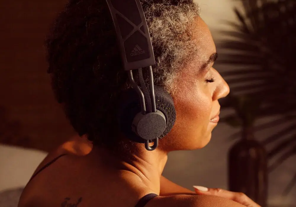 Adidas, ortam ışığıyla şarj olabilen kulaklıklar satacak Adidas, iç mekan ışıkları altında şarj edilebilen güneş enerjisiyle çalışan kulak üstü kulaklıklar satacak