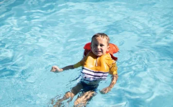 This T-shirt turns into a life jacket in case of drowning in water Bu tişört tehlike anında can yeleğine dönüşüyor