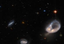 Hubble Teleskobu çarpışarak nadir bir yıldız halkası oluşturan iki galaksi buldu Hubble captures Two galaxies violently merging in and creating a rare star ring