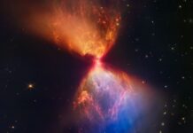 Webb Telescope kum saati şeklinde gaz bulutu ve Protostar Buldu Webb Telescope captures hourglass-shaped hot gas with Protostar in center-min