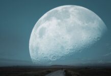 Neden Ay’ın hep aynı yüzünü görürüz?