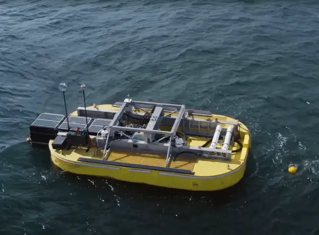 170.000 PET şişeden yapılan yüzer dalga enerjili deniz suyu tuzdan arındırma ekipmanı görücüye çıktı