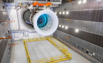 Rolls-Royce builds world’s largest jet engine Rolls-Royce builds world's largest jet engine-min
