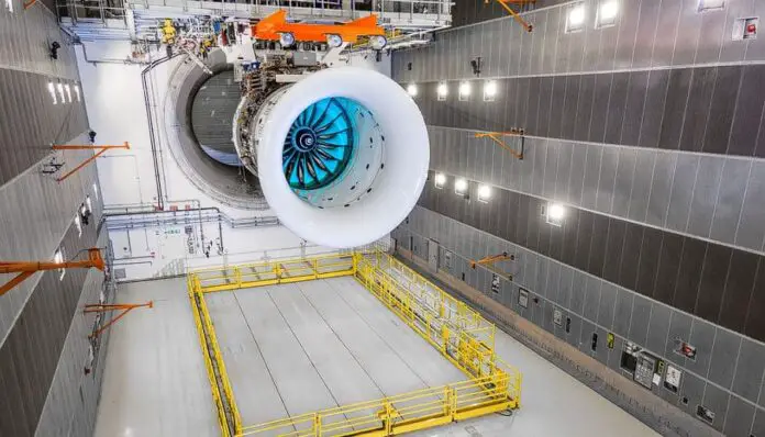 Rolls-Royce builds world's largest jet engine-min
